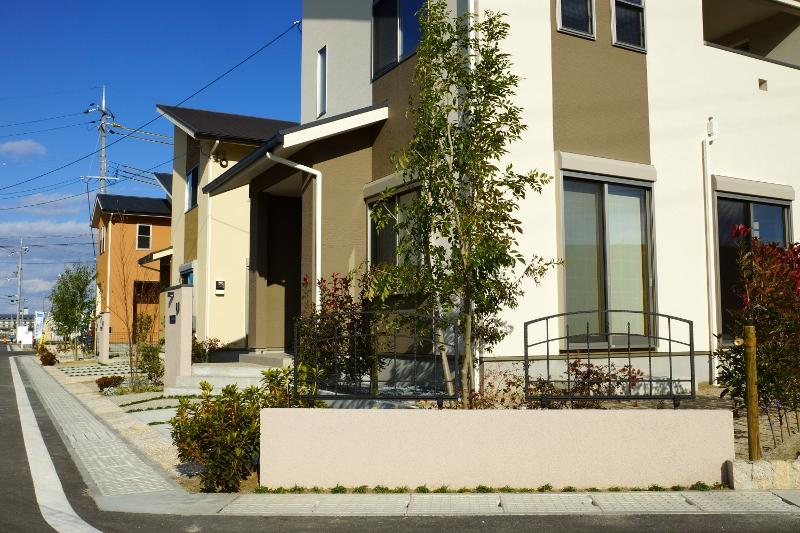 Local appearance photo. Providing a corner tree in the corner lot that becomes the ice top from the road, It strengthened the impression of a leafy town.