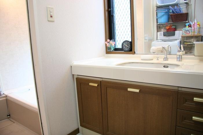 Wash basin, toilet. Wash basin