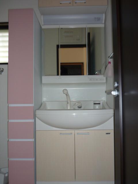 Wash basin, toilet. Wash basin