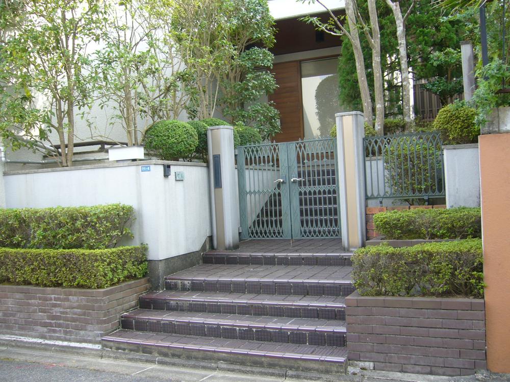 Entrance. Local (September 2011) Shooting