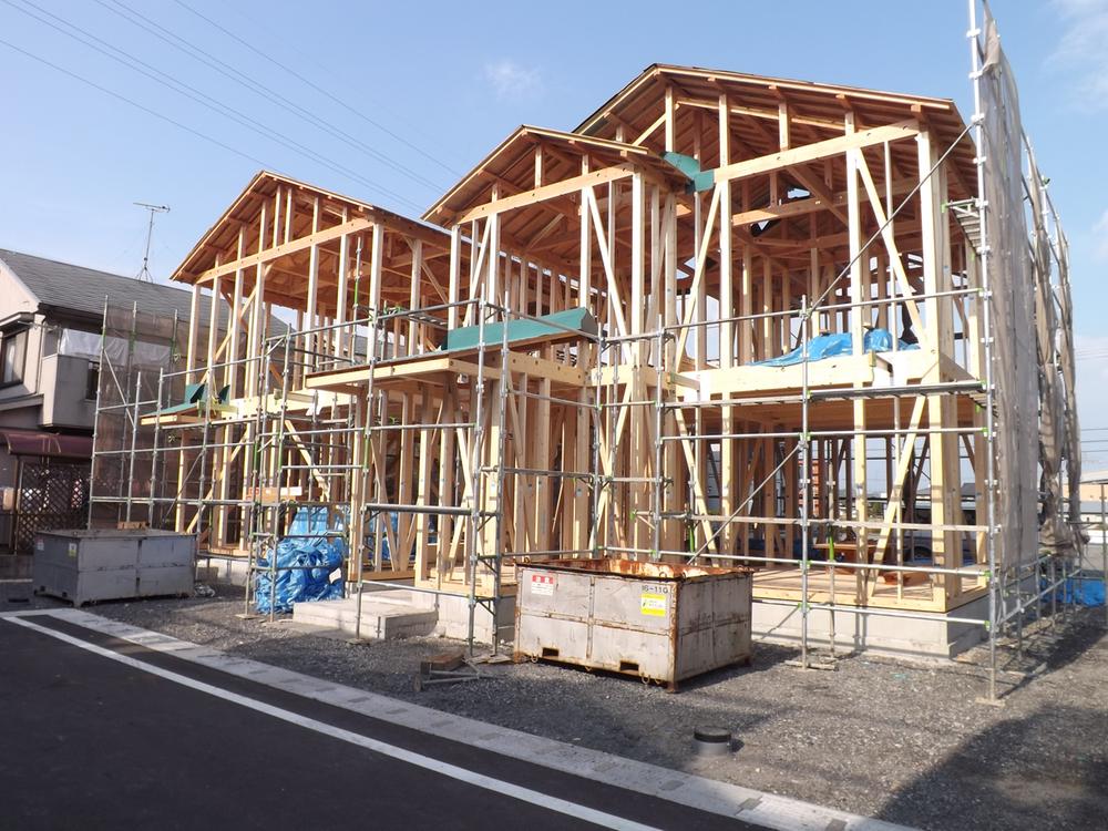 Local photos, including front road. Local architecture during photo