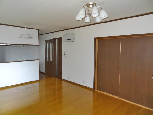 Living. Local (12 May 2013) Shooting Underfloor Storage Yes