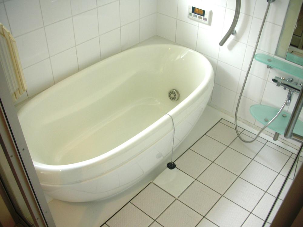 Bathroom. Floor (tiled)