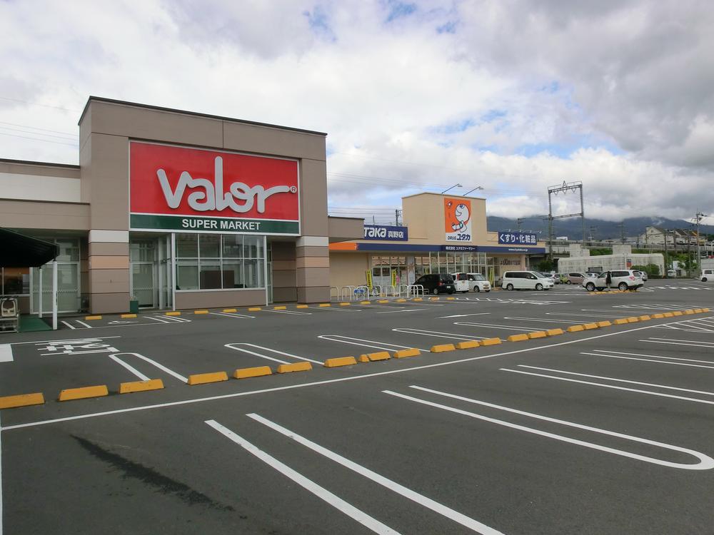 Supermarket. 1021m to Barrow Mano shop