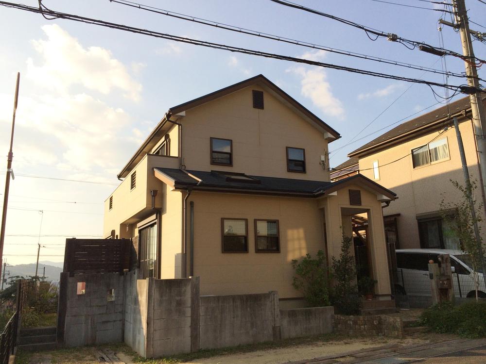 Local appearance photo. Bright sunshine will plug from southeast