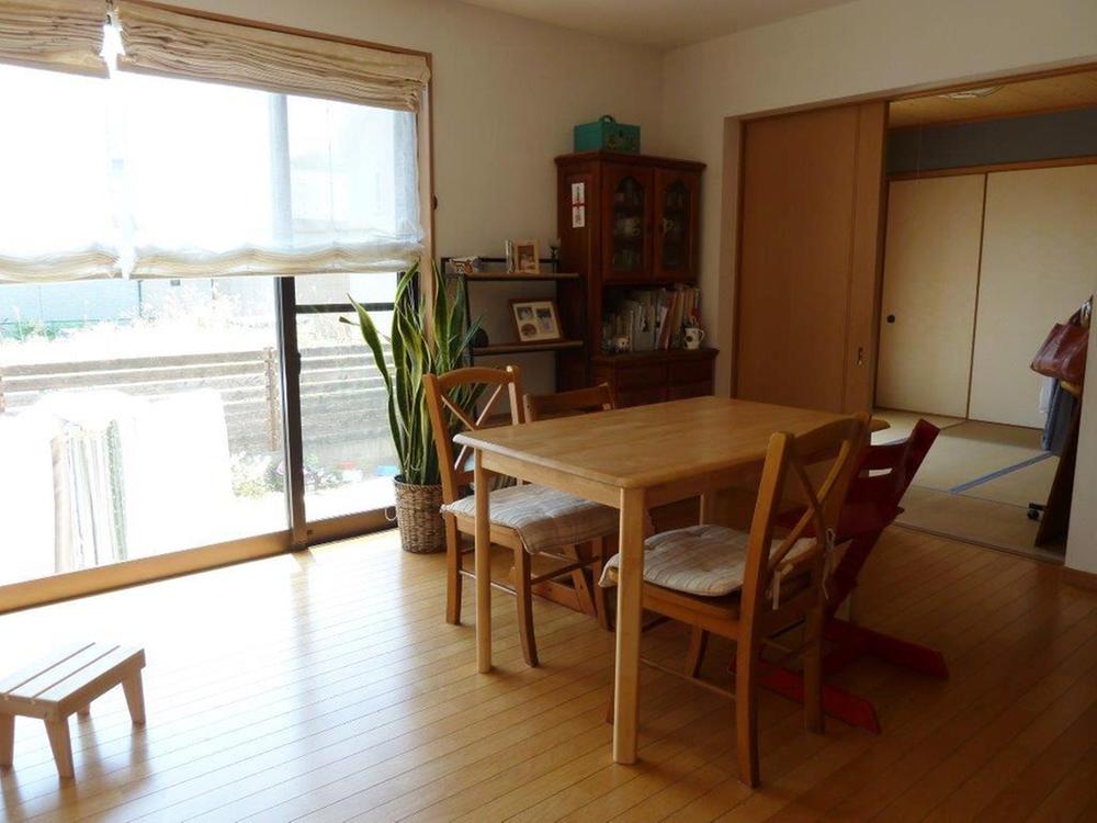 Living. South per open space, There is a sense of open