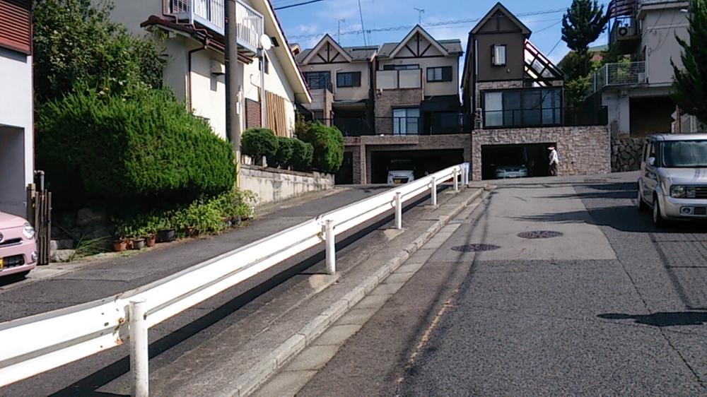 Local photos, including front road. Width 5m (south) Local (10 May 2013) Shooting