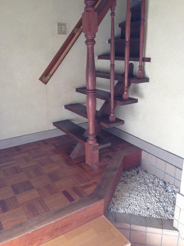 Entrance. Entrance filled, There is immediately stairs.