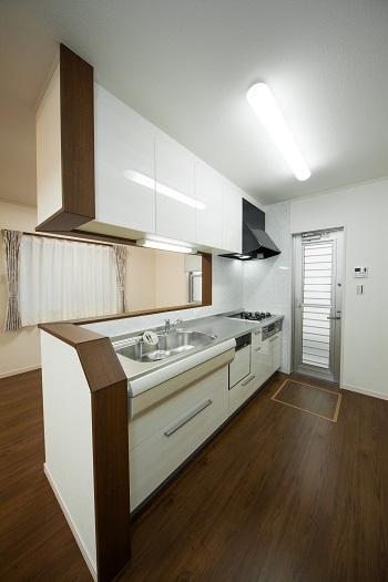 Kitchen. Kitchen Specification  ・ NORITZ / Besute  ・ Door color / White Noce  ・ With dishwasher