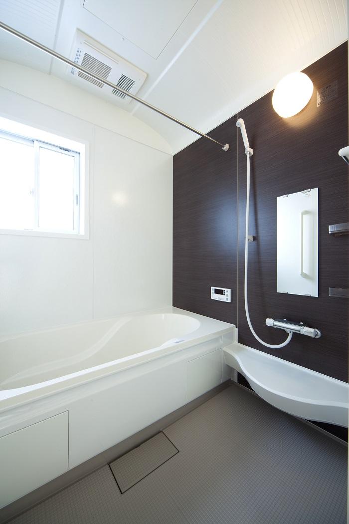 Bathroom. Bathroom specification  ・ NORITZ / Clesse JX  ・ Floor color / light beige  ・ Wall color / Pearl plain white three sides + Silky Wood dark one side