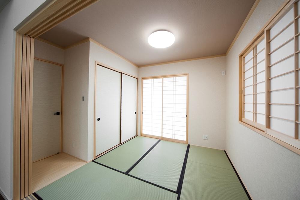Other introspection. Japanese-style room is becoming 2WAY from the living room and the hallway.