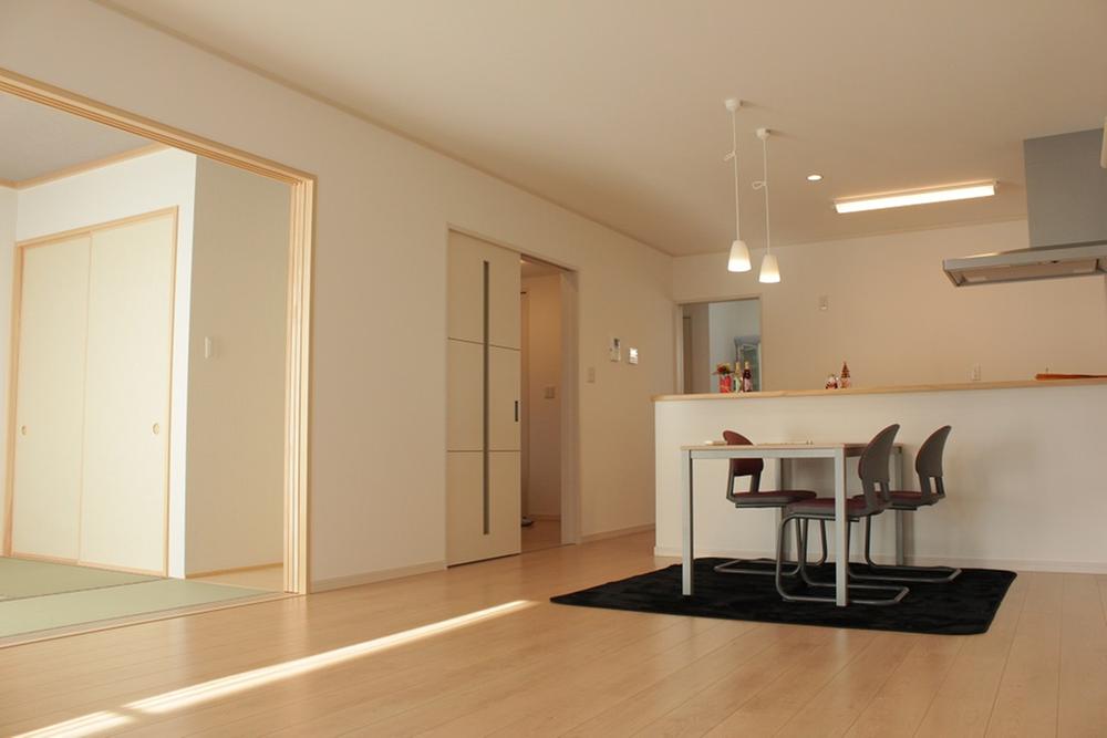 Building plan example (introspection photo). Karasaki No. 7 land We become a wide space in which all views from the kitchen. Since the Japanese-style room is 2WAY from the living room and the hallway, Close the door at the time of visitor, You can use it as an independent space.