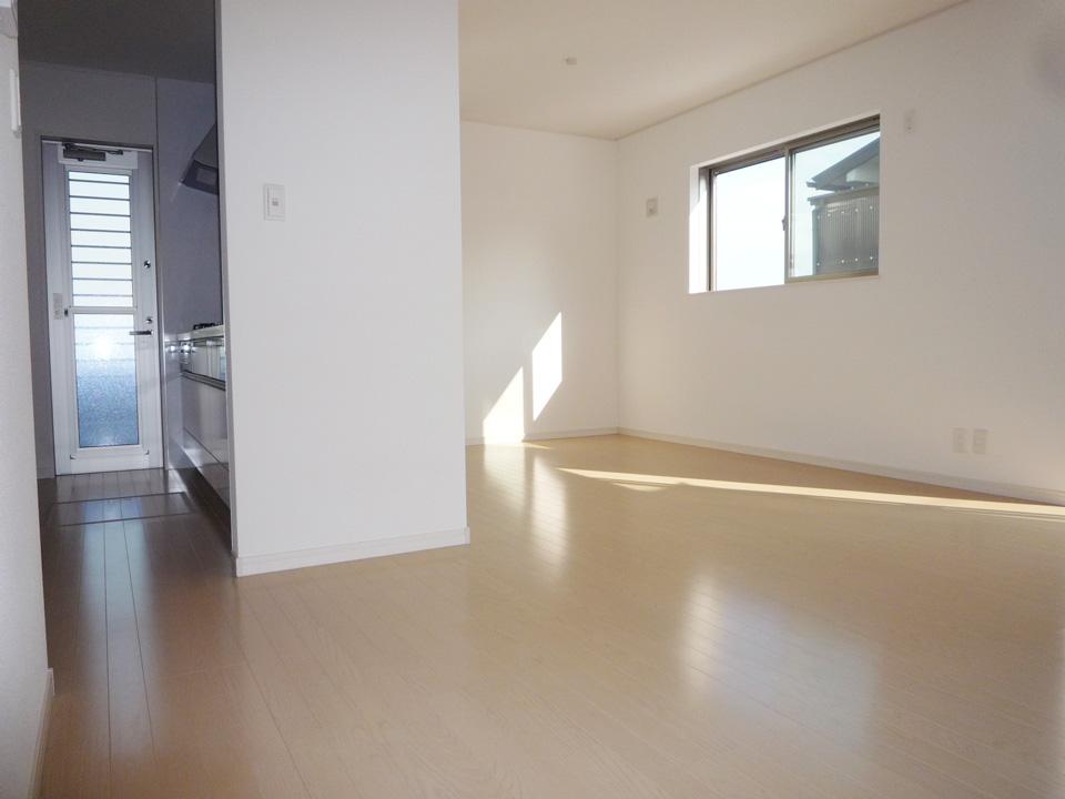 Same specifications photos (living). The company example of construction (living) Spacious 15.5 Pledge