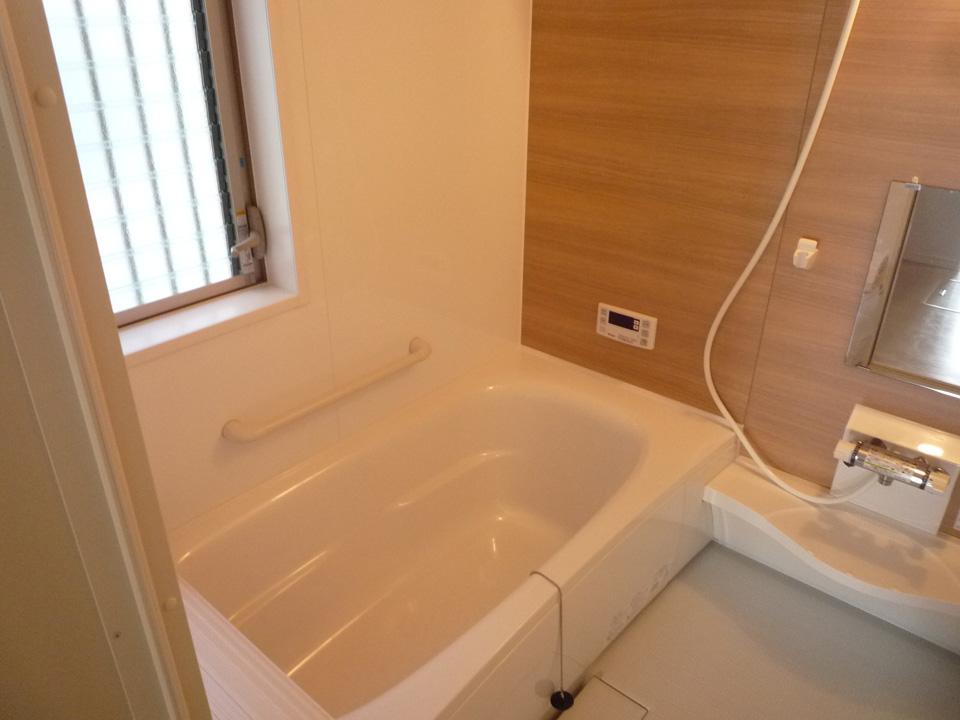 Same specifications photo (bathroom). Clear of adjacent land Day, Ventilation good