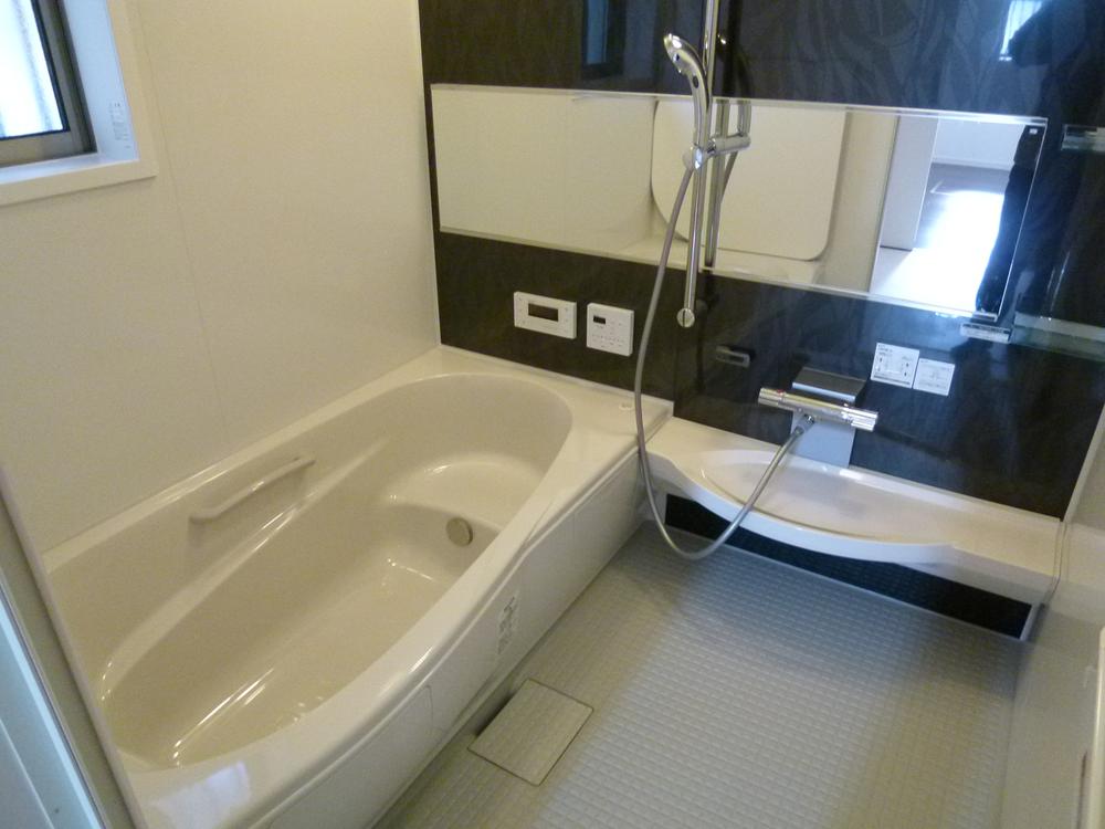 Bathroom. 1618 spacious bath of size.