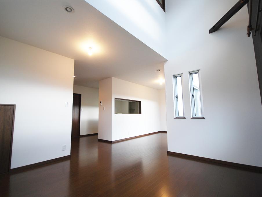 Living. 22 Pledge of spacious living. (No. 17 locations)