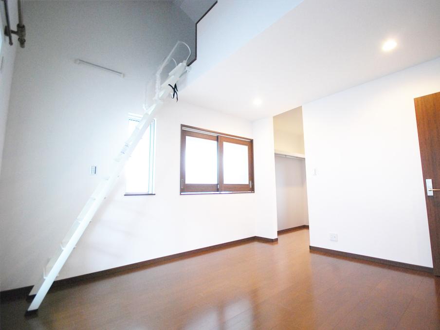 Non-living room. The main bedroom of 10 quires installing a walk-in closet and loft. (No. 17 locations)