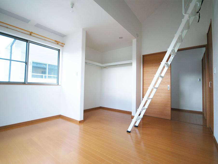 Non-living room. Established the open closet and loft in the main bedroom of 9 quires. (No. 18 locations)