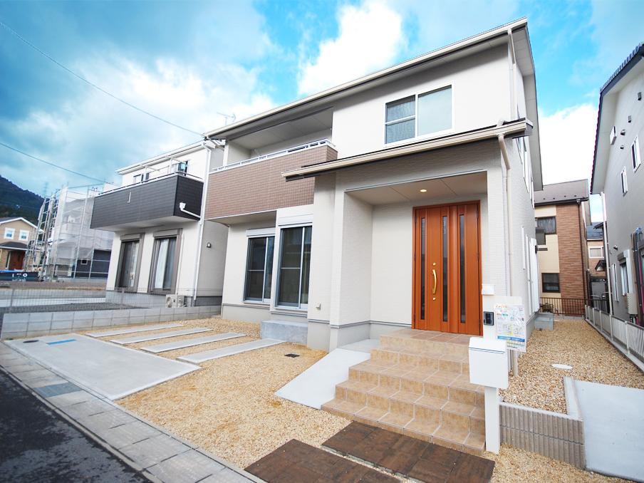 Local appearance photo. 1.5 household "fusion housing" birth. Two room on the first floor, The lavatory has established two. It is a residence that assumes the life of a large family. (No. 10 locations)