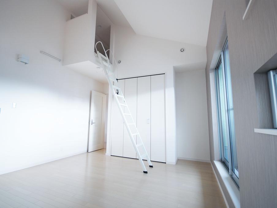 Non-living room. 9.5 Pledge of main bedroom. Of large capacity loft and closet, Equipped with under house storage space. (No. 10 locations)