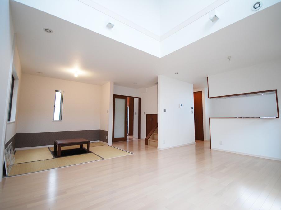 Living. LDK the atrium and open Japanese-style to produce a more open feeling. (No. 14 locations)