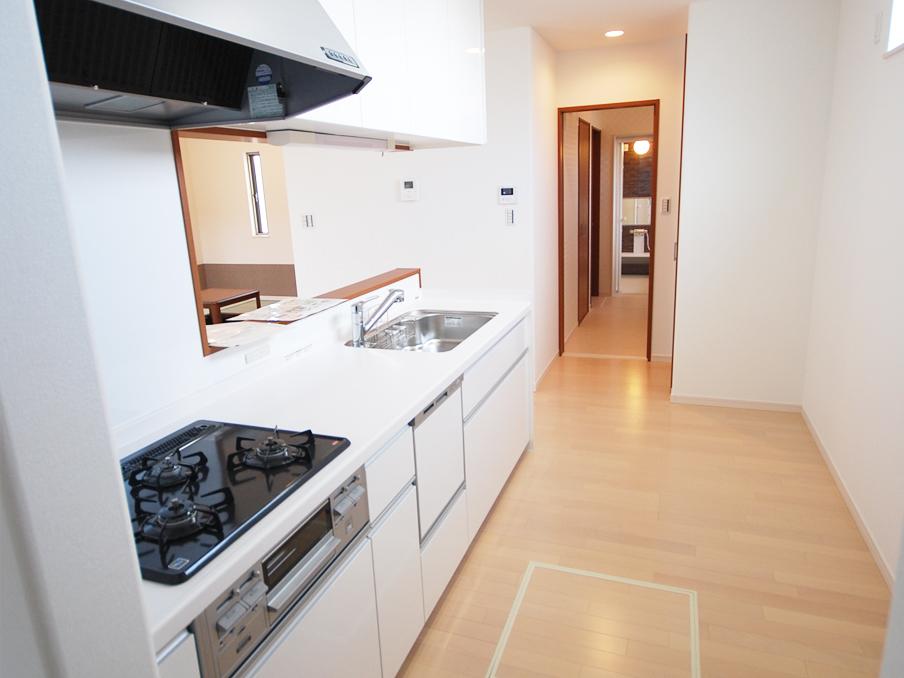 Kitchen. System kitchen with a dishwasher. Leading to the basin bathroom from the kitchen, Efficient housekeeping flow line. (No. 14 locations)