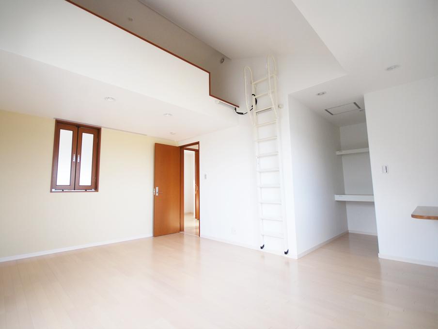 Non-living room. Established the open closet and loft in the main bedroom. Mrs. Corner was also provided. (No. 14 locations)