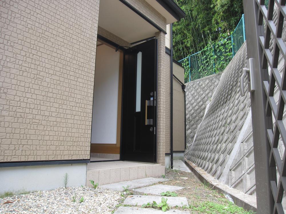 Garden. Approach to the entrance