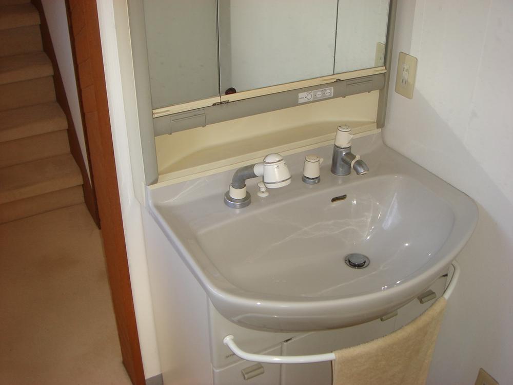 Wash basin, toilet. Second floor basin