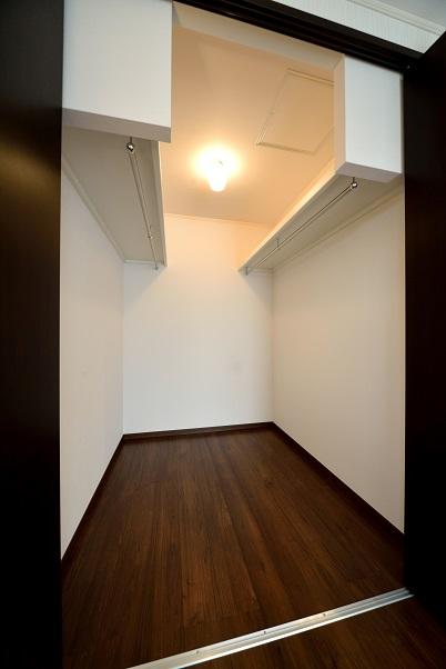 Model house photo. Walk-in closet photo