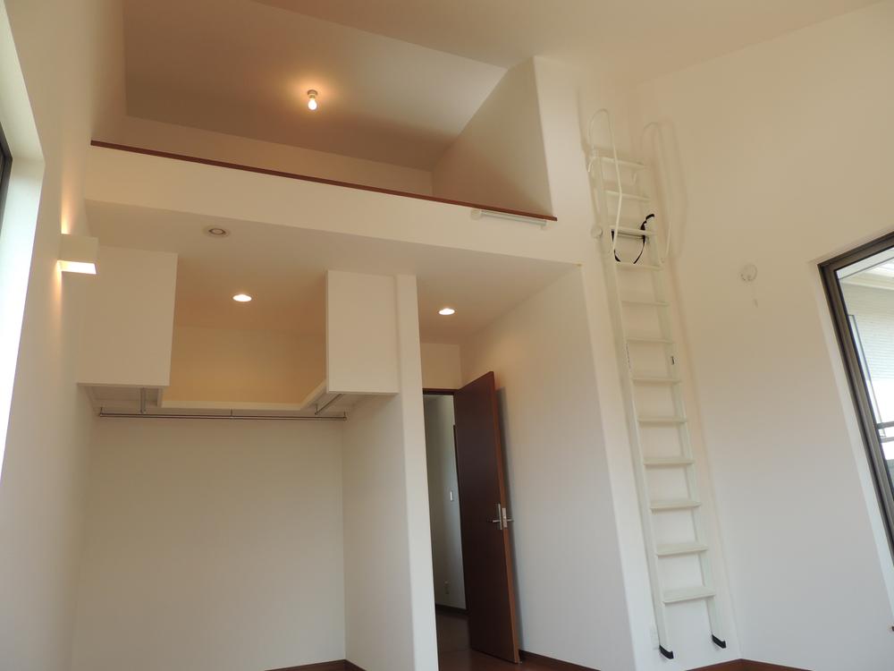 Non-living room. Installed in the main bedroom there is a feeling of open and the storage of large capacity loft. (4-5 No. land)