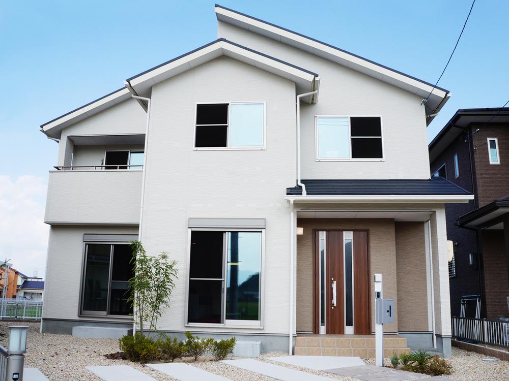 Local appearance photo. (4-5 No. land) appearance is a natural simple modern. Floor plans that take advantage of the deformation areas has pursued the lighting and comfort.