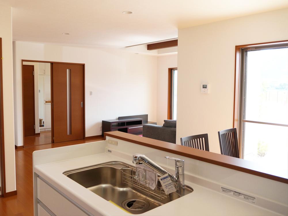 Kitchen. Face-to-face kitchen that can housework while looking at the state of the family. (4-5 No. land)