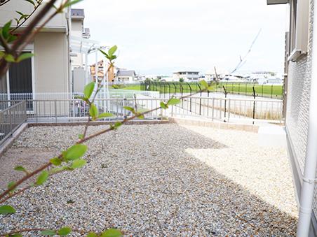 Garden. Backyard of the spread that was placed on the southwest side. Also in children's play place and gardening. (4-5 No. land)