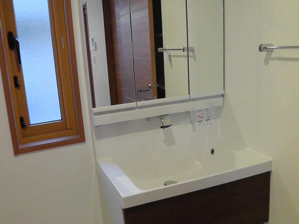 Wash basin, toilet. No. 4 place washroom