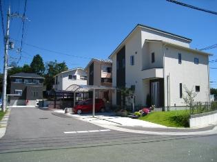 Local photos, including front road. Subdivision of the city skyline