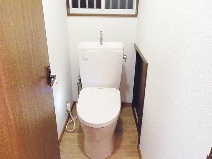 Toilet. New auto opening and closing toilet