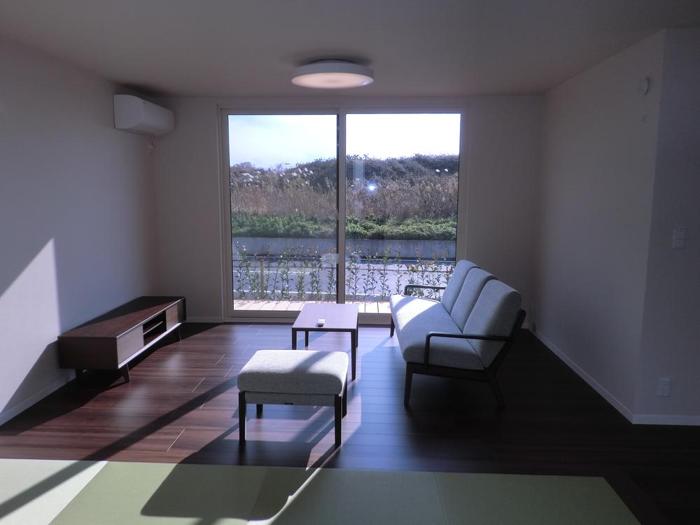 Living. No. 112 land living