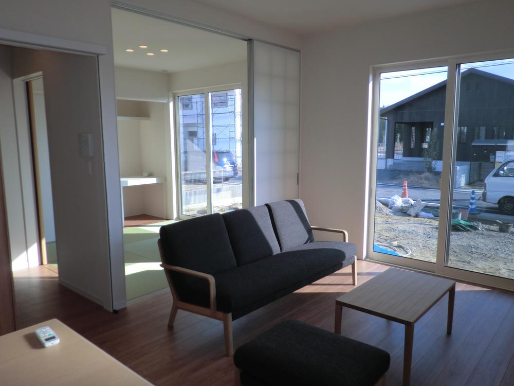 Living. No. 133 land living