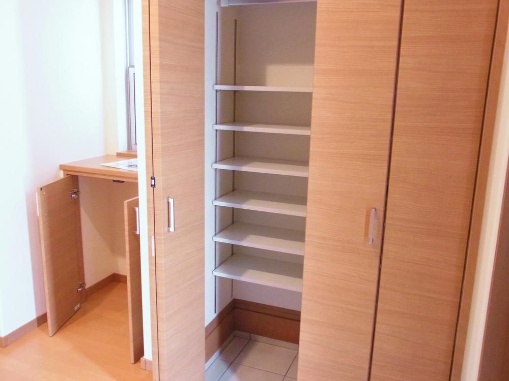 Receipt. The entrance, Doma storage (photo right) and shoes Cloak, Installing the storage (photo left). Entrance of organized is this in is safe. (No. 14 locations)