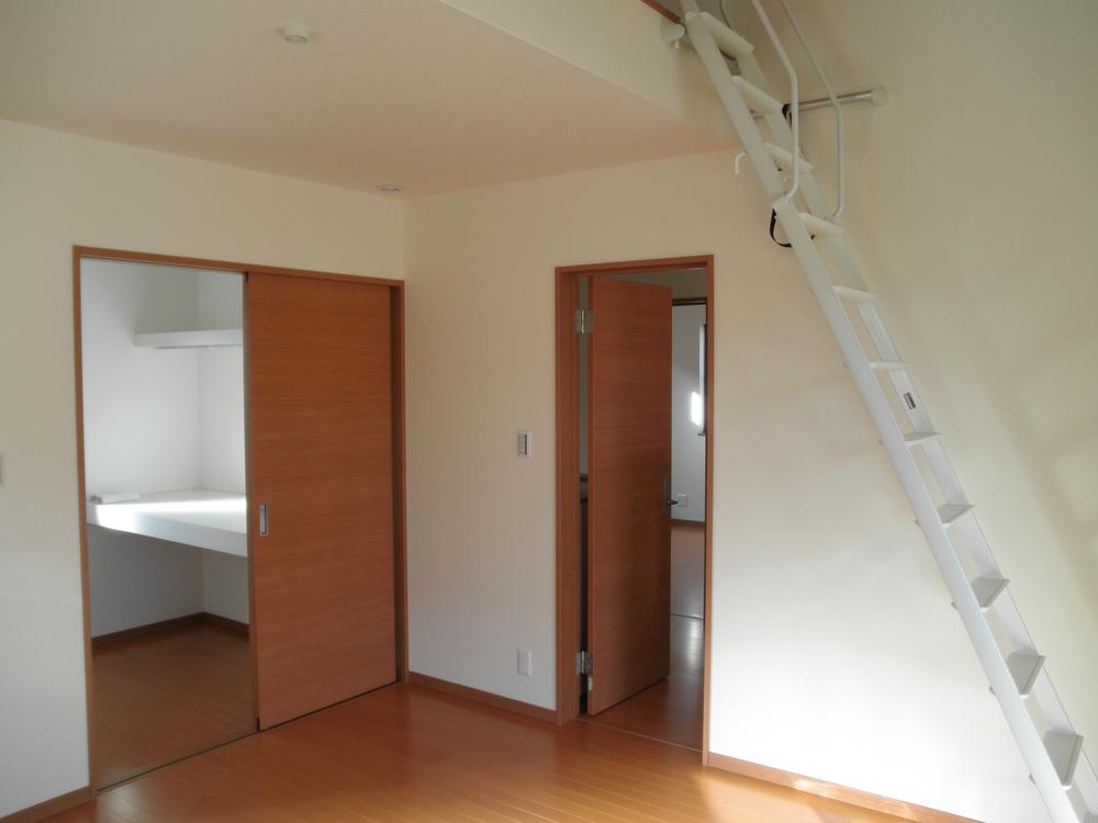 Non-living room. The master bedroom is, Installing a loft of a walk-in closet and a large capacity that can be partitioned at the door. There is confidence in the storage capacity. (No. 14 locations)