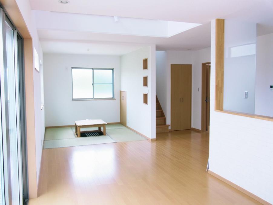 Living. Produce a wide space becomes a tatami corner integrated. Plenty adopted the sunlight by the window and the atrium of the four sides to the south, It has become a very bright living room. (No. 24 locations)