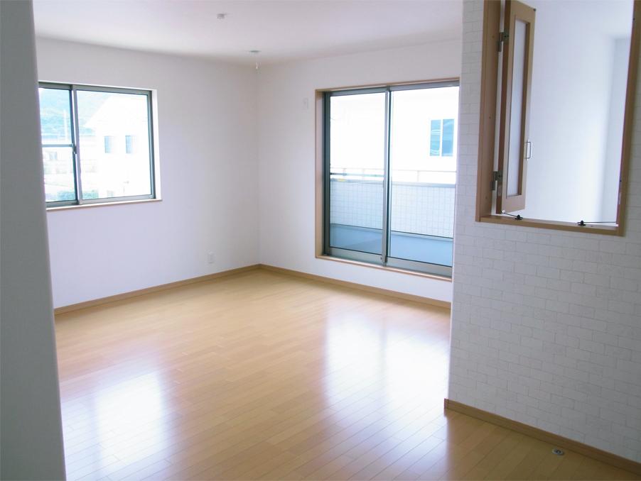 Non-living room. 12 Pledge of spacious master bedroom. There is a vaulted ceiling window, You can also look at the state of the first floor of the child while are in the second floor. Set up a walk-in closet and large loft, Not troubled in the housing. (No. 24 locations)