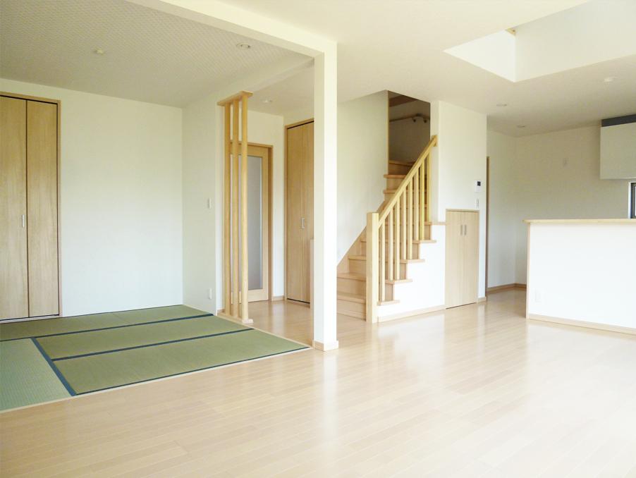 Living. It adopted a living stairs, Consideration the family of the sign is seen has been made. "I'm home" everyday "Welcome back" is for us to deepen the bonds of family. (No. 2 locations)