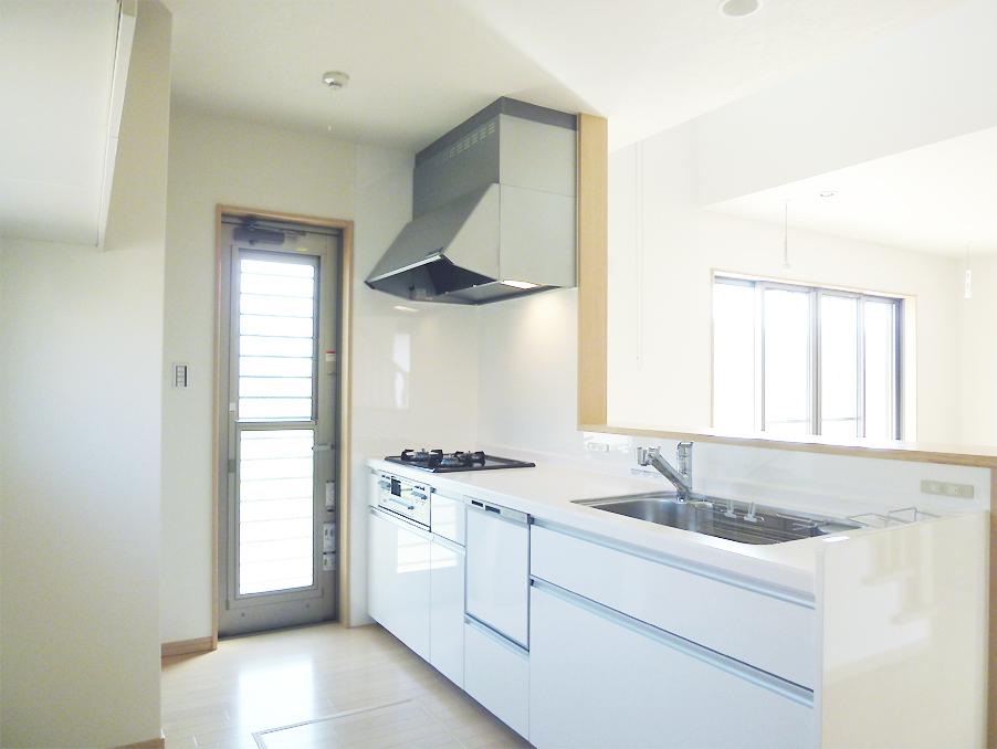 Kitchen. Easy-to-use face-to-face kitchen. Konasemasu the housework while looking at the situation of children. (No. 2 locations)