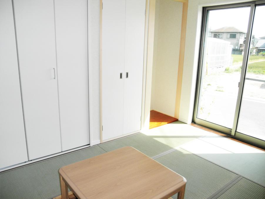 Non-living room. The Japanese-style room, Alcove ・ Established a Buddhist altar room. In conjunction with the next to the bedroom available as a room parent households. (No. 33 locations)