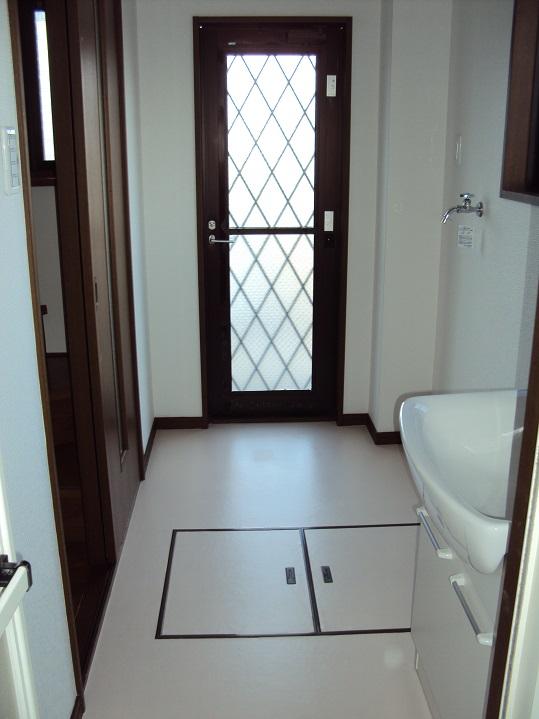 Wash basin, toilet. Washroom