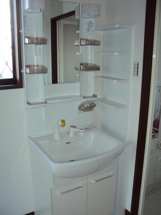 Wash basin, toilet. New replaced.