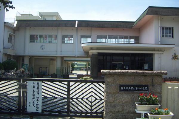 Primary school. 1000m to Fuji second elementary school