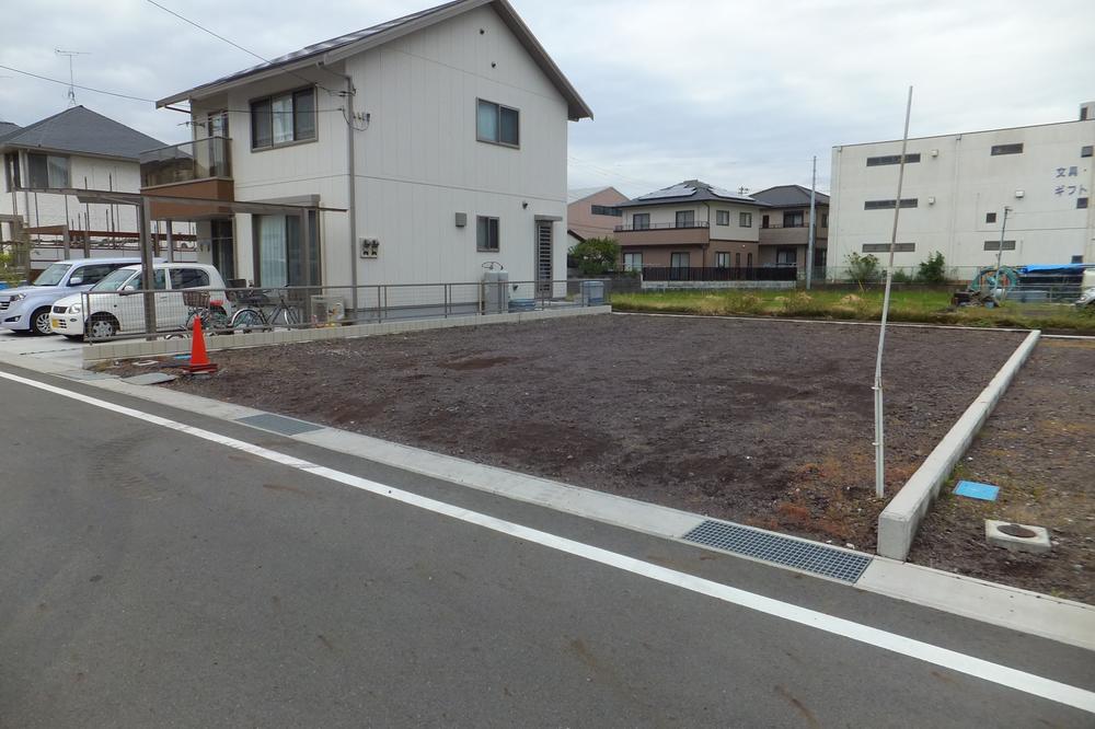 Local land photo.  ■ The camera position is in the <front somewhat right>. It is a quiet residential area. 